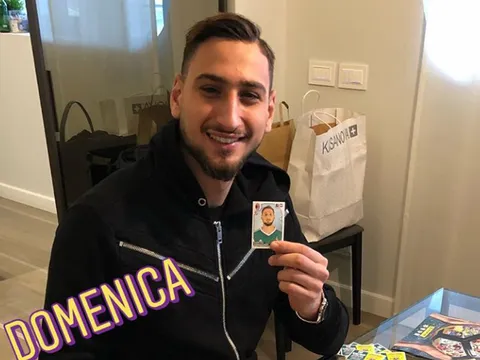 Donnarumma mua bánh mì số lượng khủng để lấy... sticker