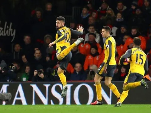 Ăn mừng kiểu "bọ cạp", Giroud bị ném đá