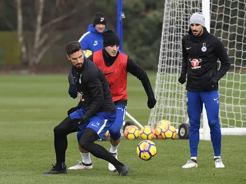 Giroud cân cả sân tập Chelsea, Mourinho có run sợ?