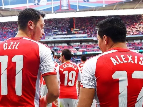 Giroud muốn Oezil và Sanchez noi gương mình