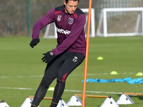 Giữa bão tin đồn, Chicharito vẫn tích cực tập luyện
