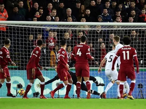 Góc Liverpool: Ngay cả Van Dijk cũng hóa tầm thường