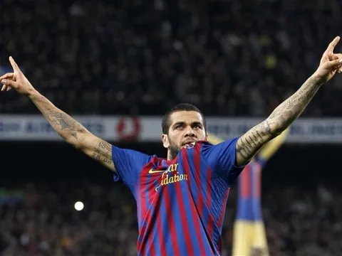 Góc siêu phẩm: Alves nã đại pháo vào lưới Real Madrid