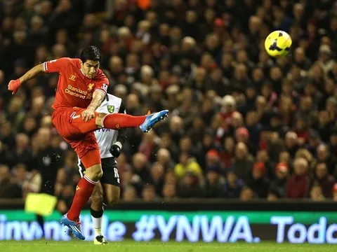Góc siêu phẩm: Cú sút không tưởng của Suarez vào lưới Norwich
