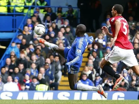 Góc siêu phẩm: Cú volley của Demba Ba khiến De Gea chôn chân