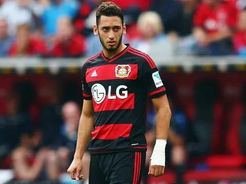 Góc siêu phẩm: Khi Neuer làm nền cho Hakan Calhanoglu