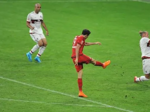 Góc siêu phẩm: Lewandowski vô lê tung lưới AC Milan