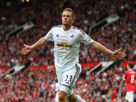 Góc siêu phẩm: Ngất ngây với pha đá phạt của Gylfi Sigurdsson