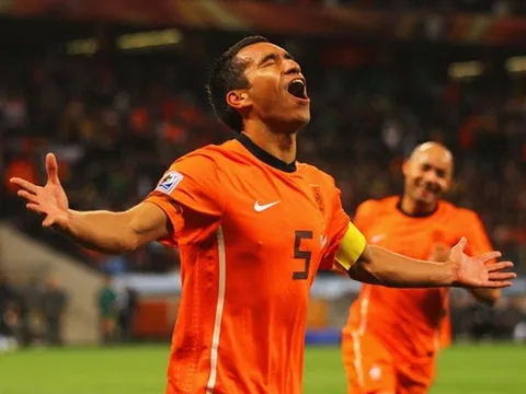Góc siêu phẩm: Pha nã đại bác thần sầu của Van Bronckhorst
