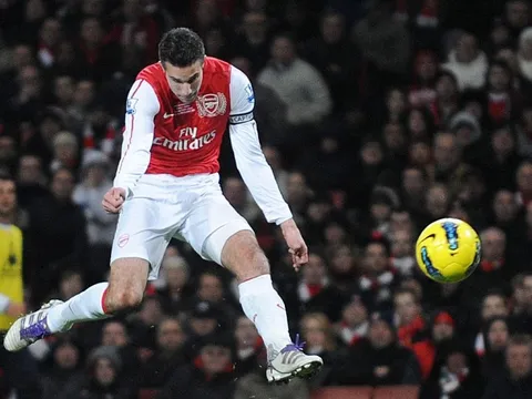Góc siêu phẩm: Pha volley miễn chê của Van Persie vào lưới Everton