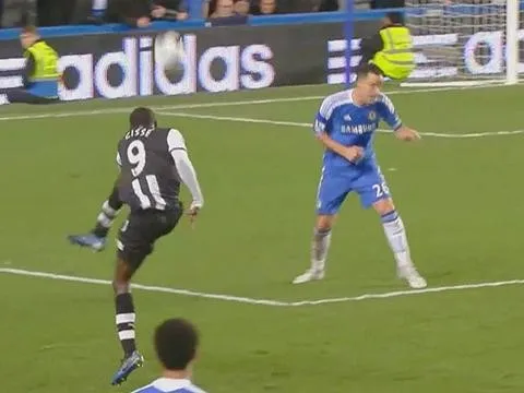 Góc siêu phẩm: Pha vuốt bóng không tưởng của Cisse trước Chelsea