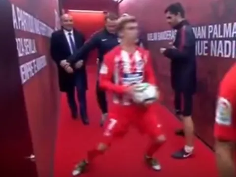 Griezmann đầy nhí nhố pha trò trong đường hầm