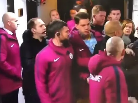 Guardiola nổi nóng trong đường hầm sau thất bại trước Wigan