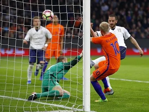 Hà Lan bị đánh bại trong ngày trở về của Van Gaal