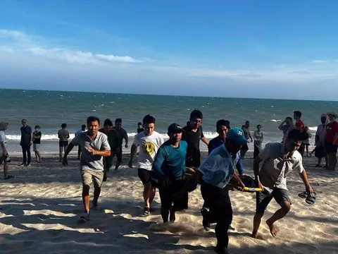 Hai anh em từ TP.HCM ra Thành phố Hồ Chí Minh tắm biển ở Mũi Né bị sóng cuốn, chỉ cứu được người anh