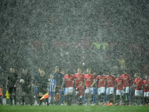 Chiếc cúp FA xuất hiện tại Old Trafford