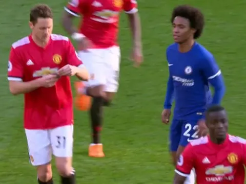 HÀI HƯỚC: Willian đọc lén 'quyết sách' của Mourinho bất thành