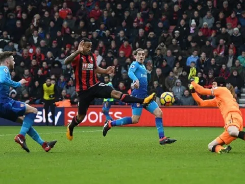 Hàng thủ Arsenal ngơ ngác trước cú ra chân của Callum Wilson