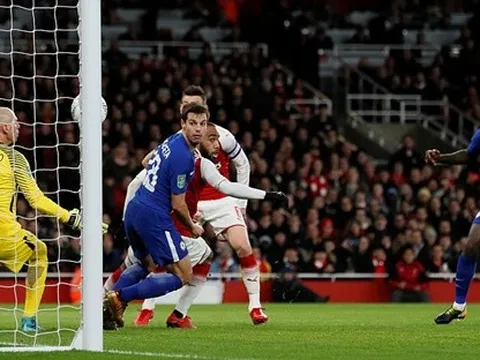 Hàng thủ Chelsea ngớ người sau cú đánh đầu của Nacho Monreal