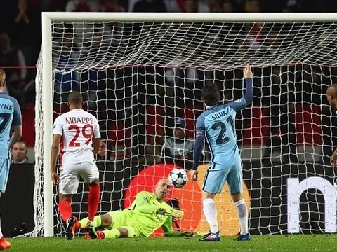 Hàng thủ của Man City bị chê thậm tệ sau thất bại trước Monaco