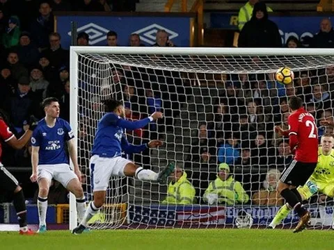 Hàng thủ Everton sững sờ trước hai siêu phẩm của Quỷ đỏ