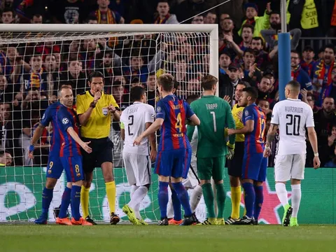 Hàng trăm ngàn CĐV đòi đá lại trận Barca-PSG