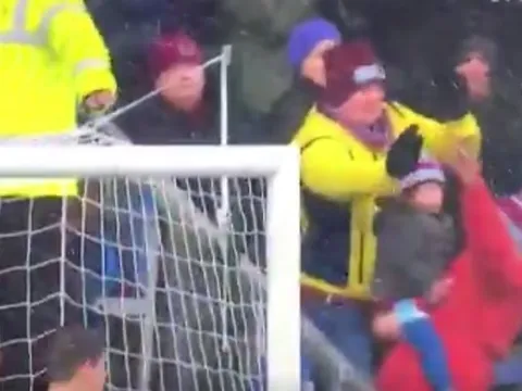 Hành động anh hùng của một CĐV (Burnley vs Chelsea)