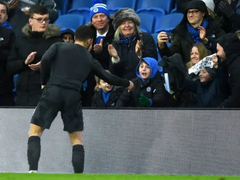 Hành quân tới Brighton, Hazard ghi điểm cả trong lẫn ngoài sân bóng