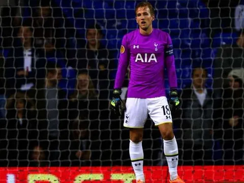 Harry Kane lập hattrick xong xuống... bắt gôn