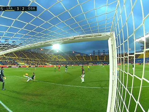 Hậu vệ La Liga đá phản lưới nhà ngớ ngẩn do trượt chân