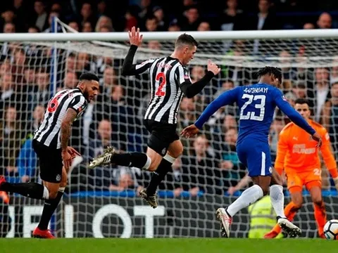 Hậu vệ Newcastle bất lực trước khả năng săn bàn của Batshuayi