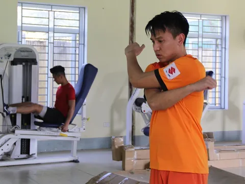 Hậu vệ tuyển Việt Nam lo lắng vì tăng cân sau phẫu thuật