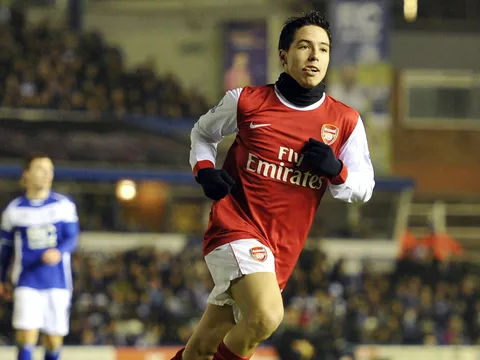 "Hãy chỉ trích cầu thủ, đừng chỉ trích Arsene Wenger"