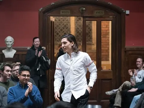 Hector Bellerin hóa quý tộc diễn thuyết tại Oxford
