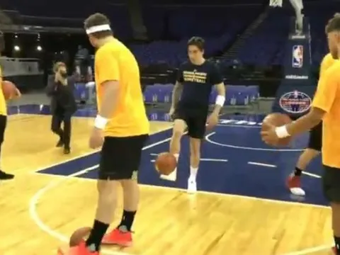 Hector Bellerin trổ tài bóng rổ ở NBA