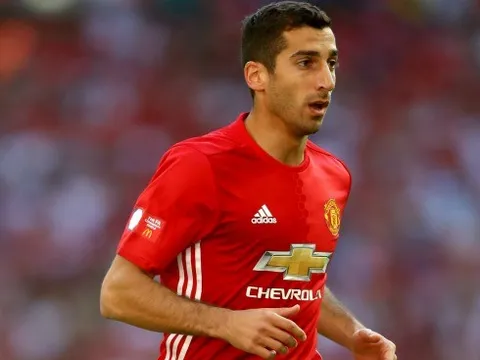 Henrikh Mkhitaryan bứt tốc, sút tung lưới Leicester City