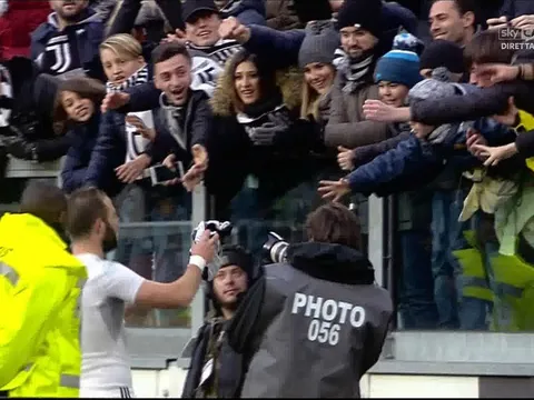 Higuain bắt chước Hazard tặng áo theo yêu cầu từ fan nhí