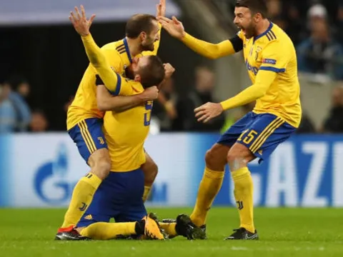 Higuain chẳng thể đứng vững sau khi cứu thành công Juventus