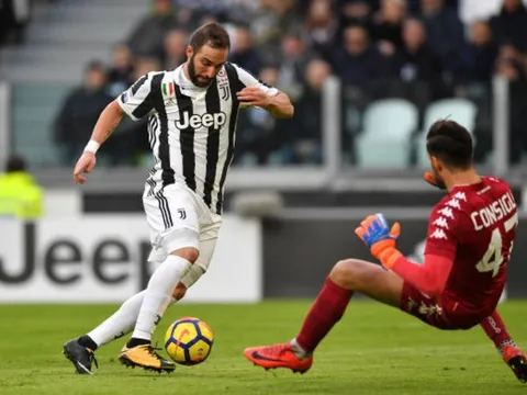Higuain lập hat-trick trong chiến thắng 7 sao của Juventus trước Sassuolo
