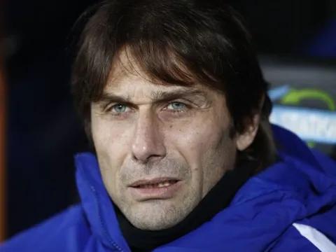 HLV Conte cay đắng: Chelsea không thể tranh mua Sanchez với Man City