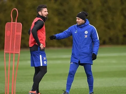 HLV Conte tận tình chỉ bảo tân binh Giroud