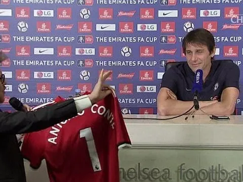 Conte từ chối nhận áo đấu Man Utd có chữ ký của Mourinho