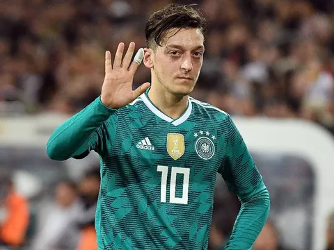 HLV Joachim Low tặng quà cho Arsenal