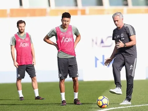 HLV Mourinho tận tình chỉ bảo Lingard cách chuyền bóng