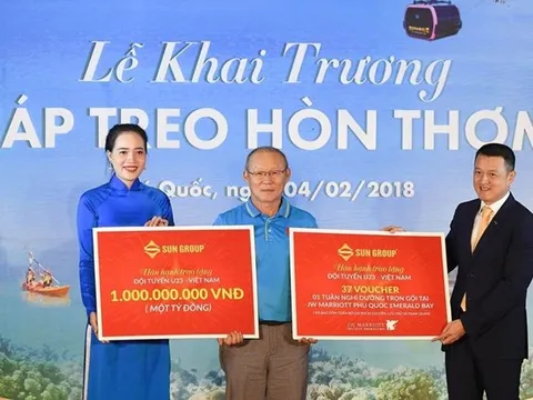 HLV Park Hang Seo đại diện U23 Việt Nam nhận 1 tỷ đồng và voucher nghỉ dưỡng tại JW Marriott Phu Quoc Emerald Bay 