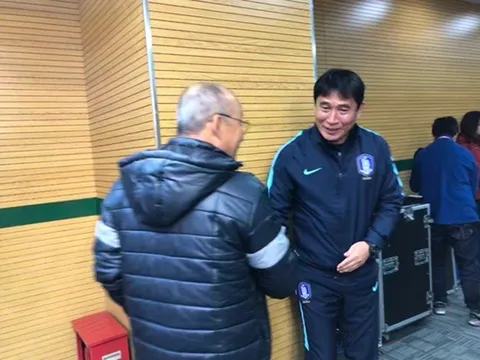 HLV U23 Hàn Quốc lễ phép với "đàn anh" Park Hang Seo