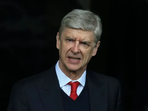 HLV Wenger sớm thông báo tương lai cho NHM