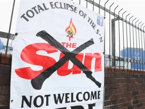 Học theo Liverpool, Everton tẩy chay PV của The Sun vào sân