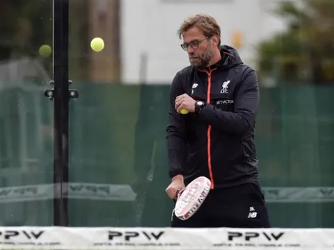 Học trò chăm chỉ tập luyện, Klopp lủi thủi đánh tennis một mình