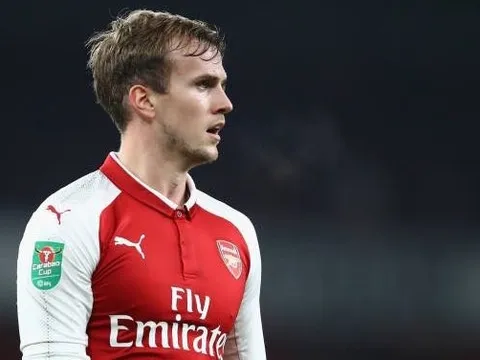 Holding bất ngờ đá chính, Wenger toan tính gì?